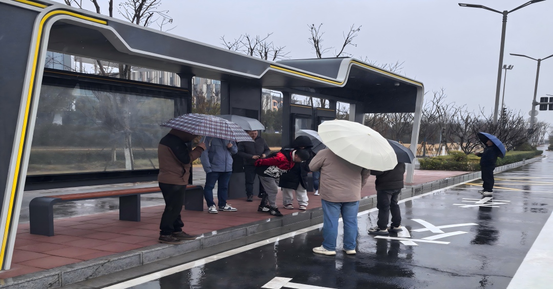 天津桠鑫科技智能候车亭再下一城，以科技美学点亮城市出行新体验！