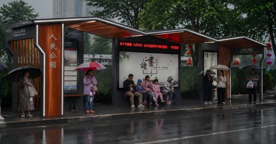 四川梅雨季节，候车亭里的“智能心脏”如何安然度汛？桠鑫科技揭秘候车亭硬核防水之道！